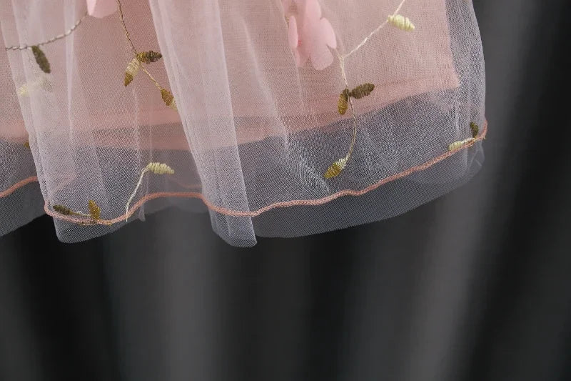 Prinzessinnen-Kleid für Mädchen – Gestricktes Kleid mit Blumen und Puffärmeln