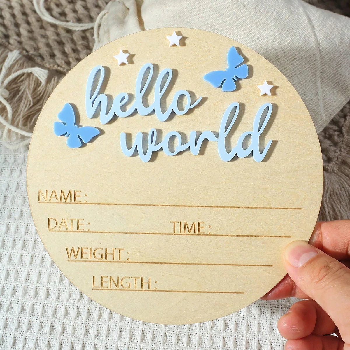 „Hello World“ Holzschild – Das perfekte Accessoire für Baby-Ankündigungen