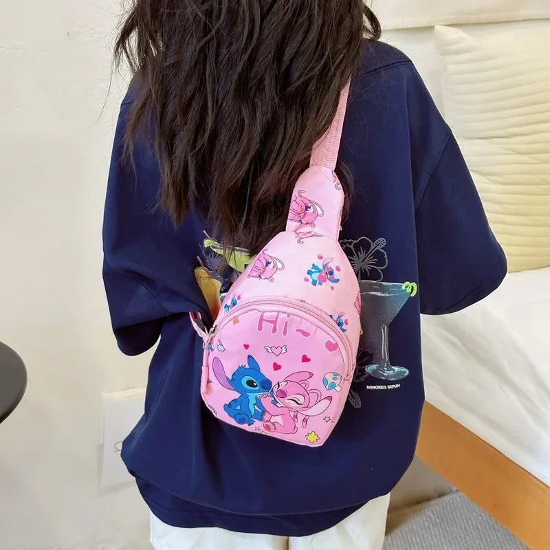 Stitch & Angel Cartoon-Umhängetasche mit Münzfach – Modische lässige Brusttasche für Alltag, Reisen und Freizeit