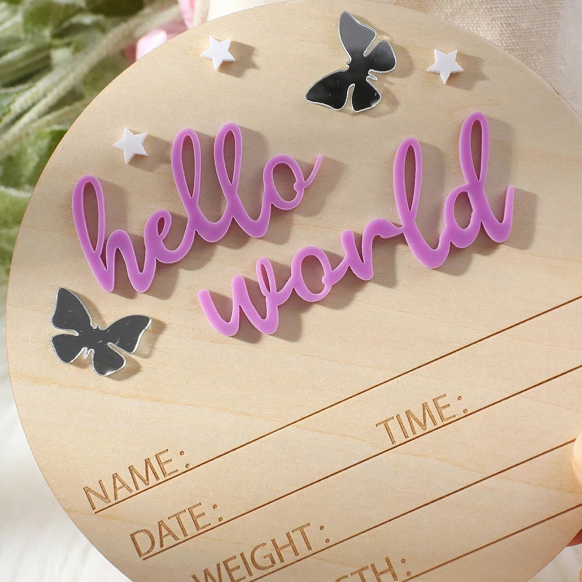 „Hello World“ Holzschild – Das perfekte Accessoire für Baby-Ankündigungen