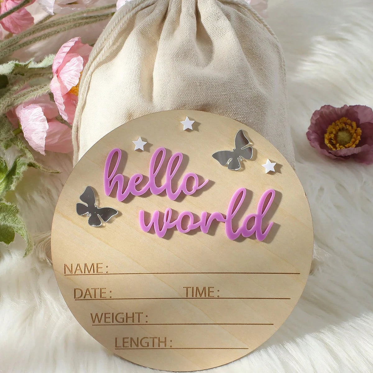 „Hello World“ Holzschild – Das perfekte Accessoire für Baby-Ankündigungen