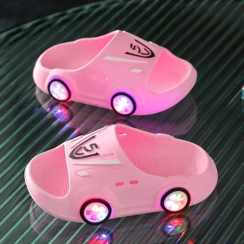 Leuchtende Kinder-Hausschuhe in AutoLeuchtende Hausschuhe in Autoform – Modische Badeschuhe für Jungen & Mädchenorm, für Jungen und Mädchen, modische niedliche Schuhe, Badezimmer, Kinder- und Kleinkind-Hausschuhe
