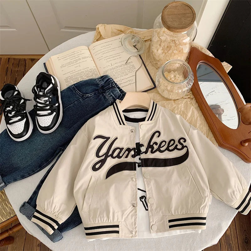 Bestickte Baseballjacke – Modische Strickjacke für Kinder