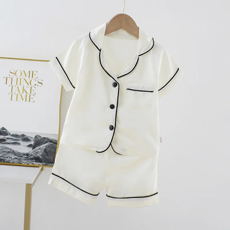 Schönes Baby-Pyjama-Set – Haushaltskleidung aus Eisseide und Satin