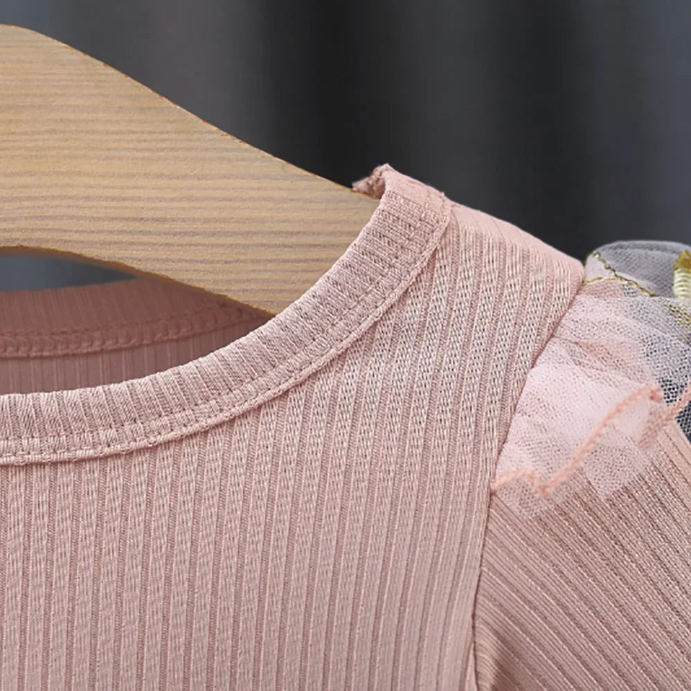 Prinzessinnen-Kleid für Mädchen – Gestricktes Kleid mit Blumen und Puffärmeln