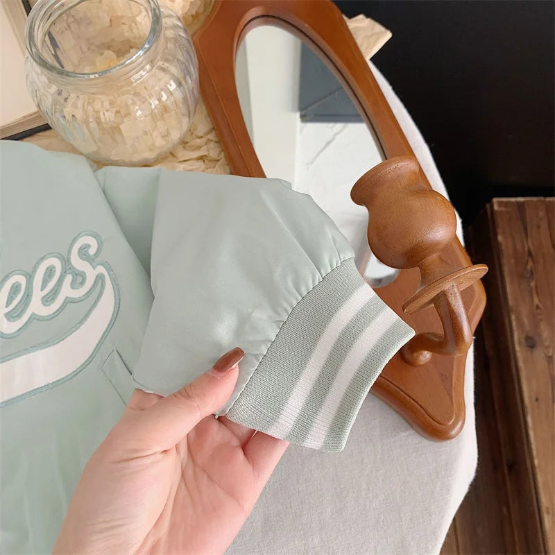 Bestickte Baseballjacke – Modische Strickjacke für Kinder