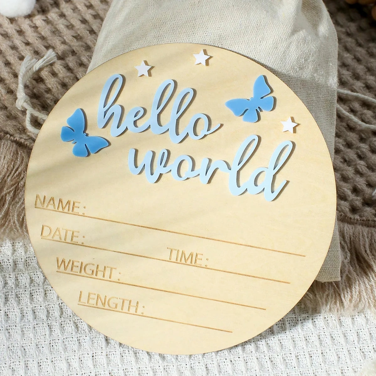 „Hello World“ Holzschild – Das perfekte Accessoire für Baby-Ankündigungen