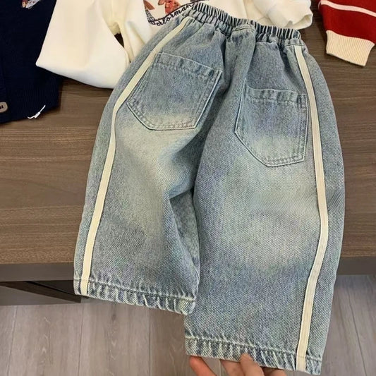 Urbaner Kinder-Jeans Look für Frühjahr und Herbst – Locker sitzende, breite Bein-Hose für Jungen und Mädchen, lässiger Denim Stylel, Trendige Mode für Kids