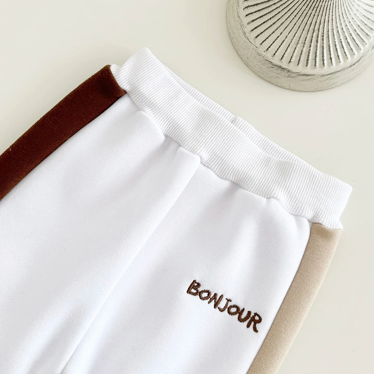 Neugeborenen-Set „Bonjour“ – Warmer Trainingsanzug für Herbst & Winter
