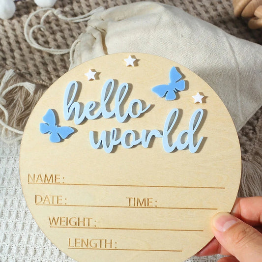 „Hello World“ Holzschild – Das perfekte Accessoire für Baby-Ankündigungen