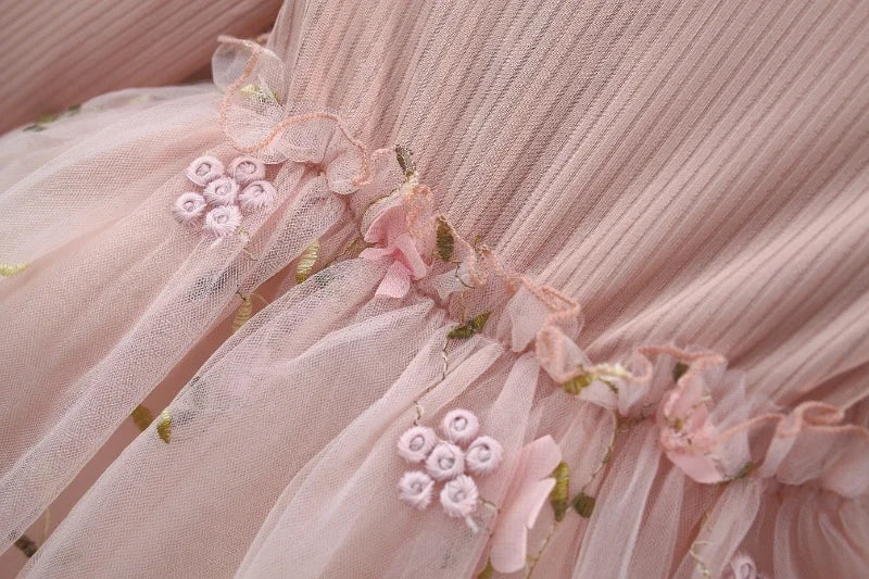 Prinzessinnen-Kleid für Mädchen – Gestricktes Kleid mit Blumen und Puffärmeln