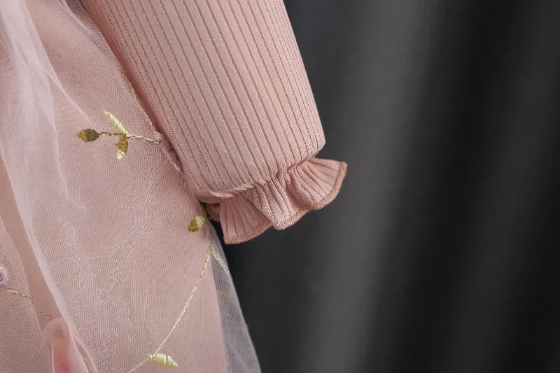 Prinzessinnen-Kleid für Mädchen – Gestricktes Kleid mit Blumen und Puffärmeln