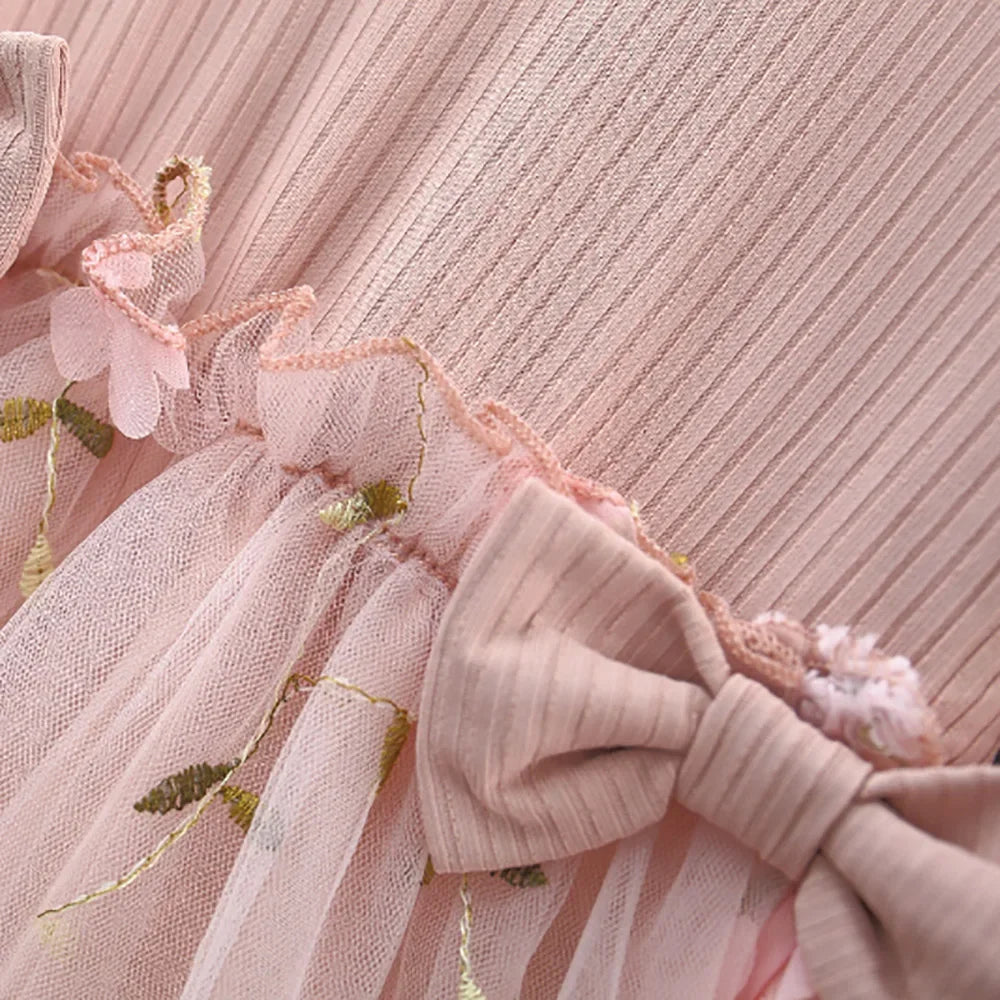 Prinzessinnen-Kleid für Mädchen – Gestricktes Kleid mit Blumen und Puffärmeln