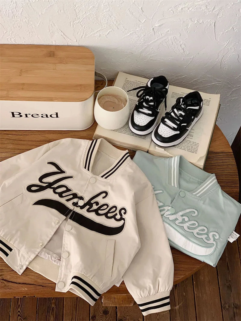 Bestickte Baseballjacke – Modische Strickjacke für Kinder