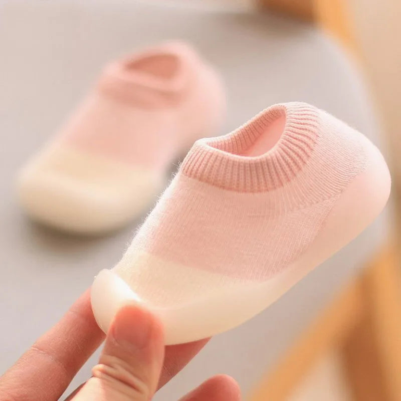 Bequeme Babyschuhe – Lauflernschuhe für Kleinkinder mit weicher, rutschfester Sohle