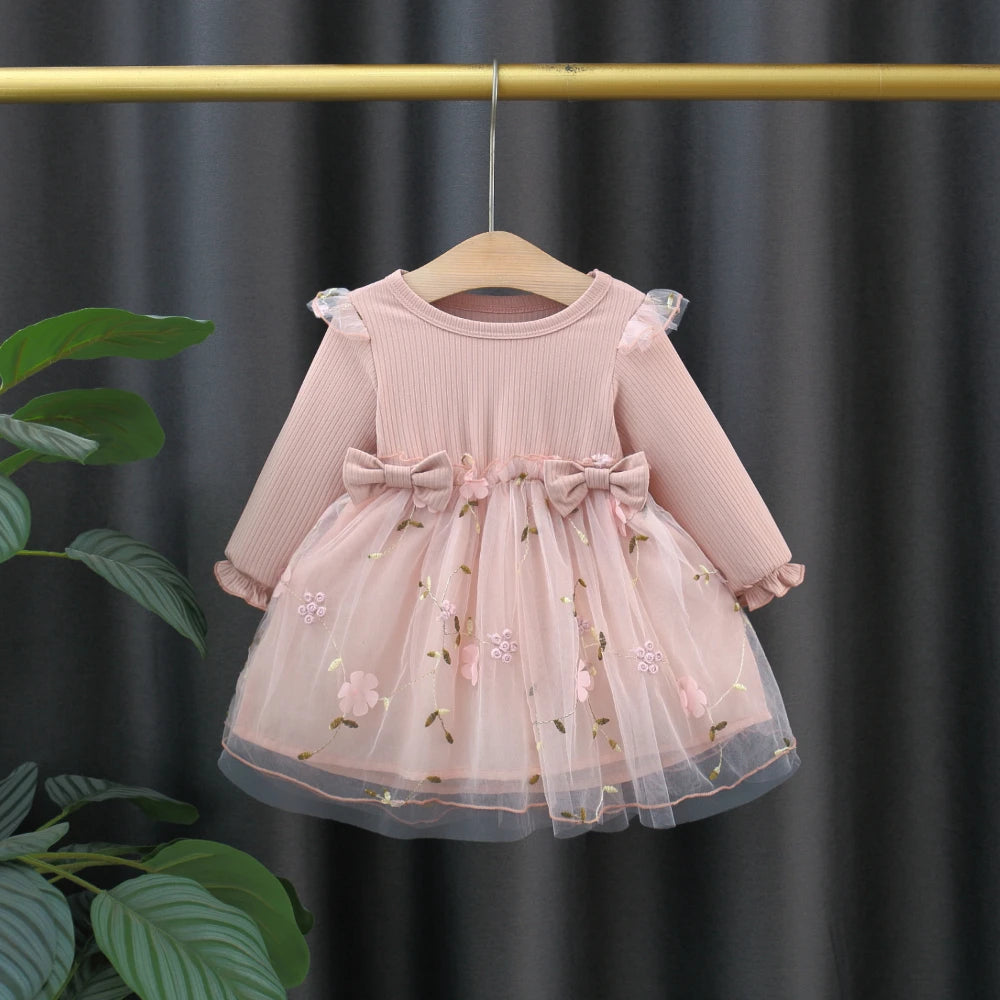 Prinzessinnen-Kleid für Mädchen – Gestricktes Kleid mit Blumen und Puffärmeln