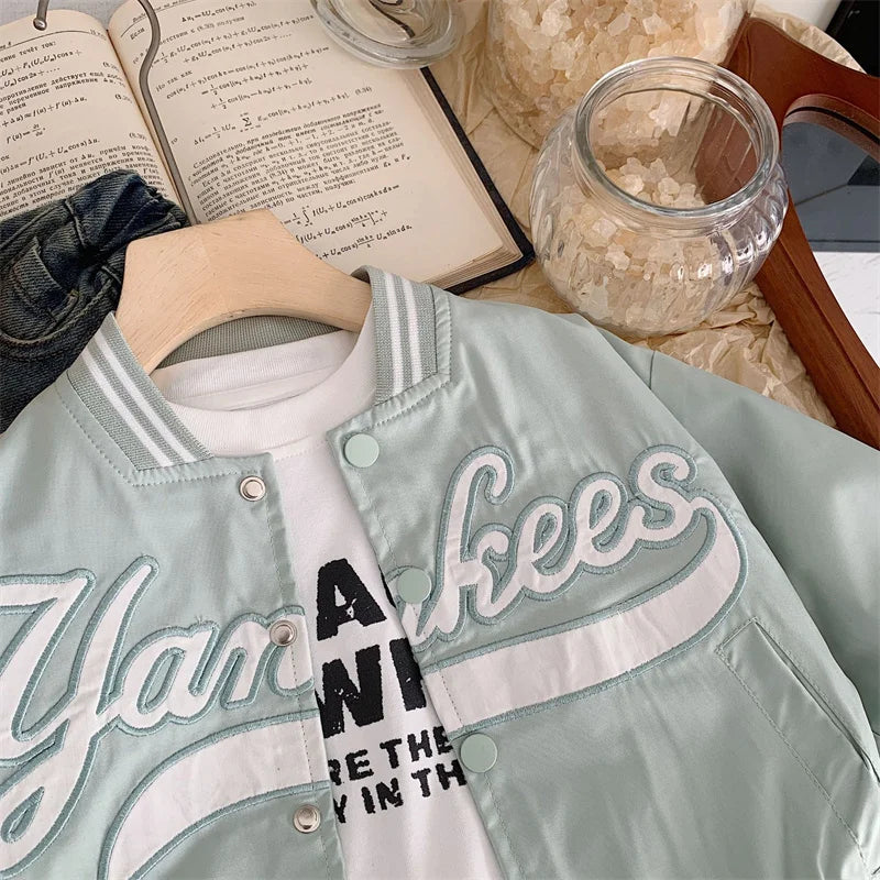Bestickte Baseballjacke – Modische Strickjacke für Kinder
