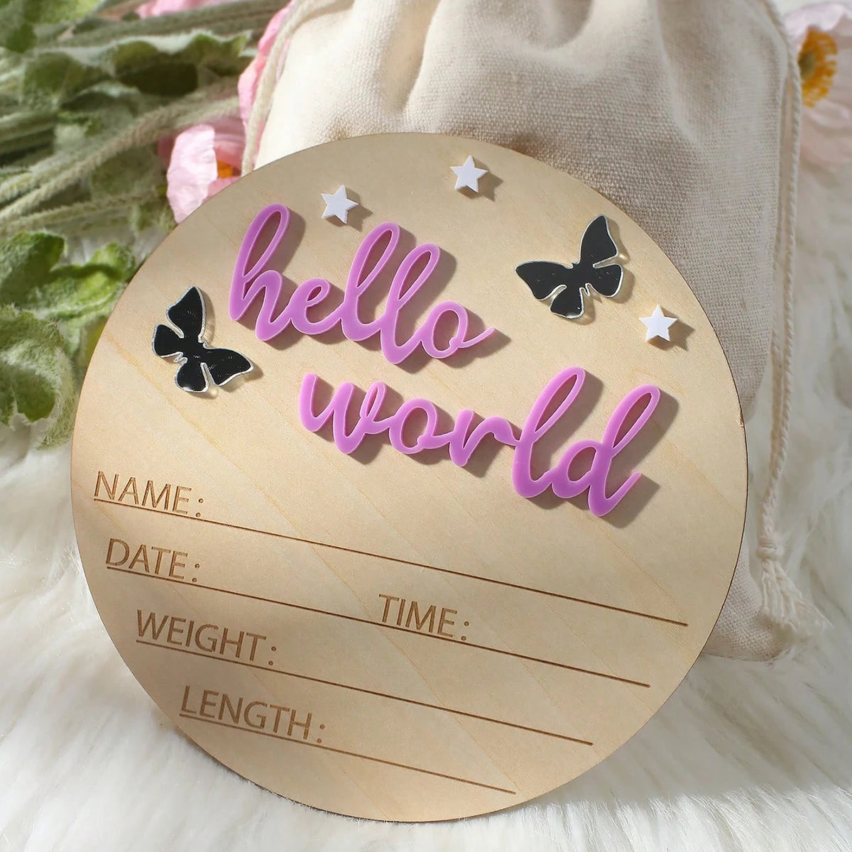 „Hello World“ Holzschild – Das perfekte Accessoire für Baby-Ankündigungen