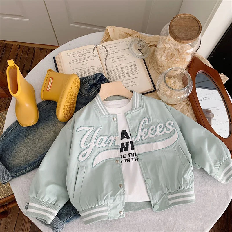 Bestickte Baseballjacke – Modische Strickjacke für Kinder