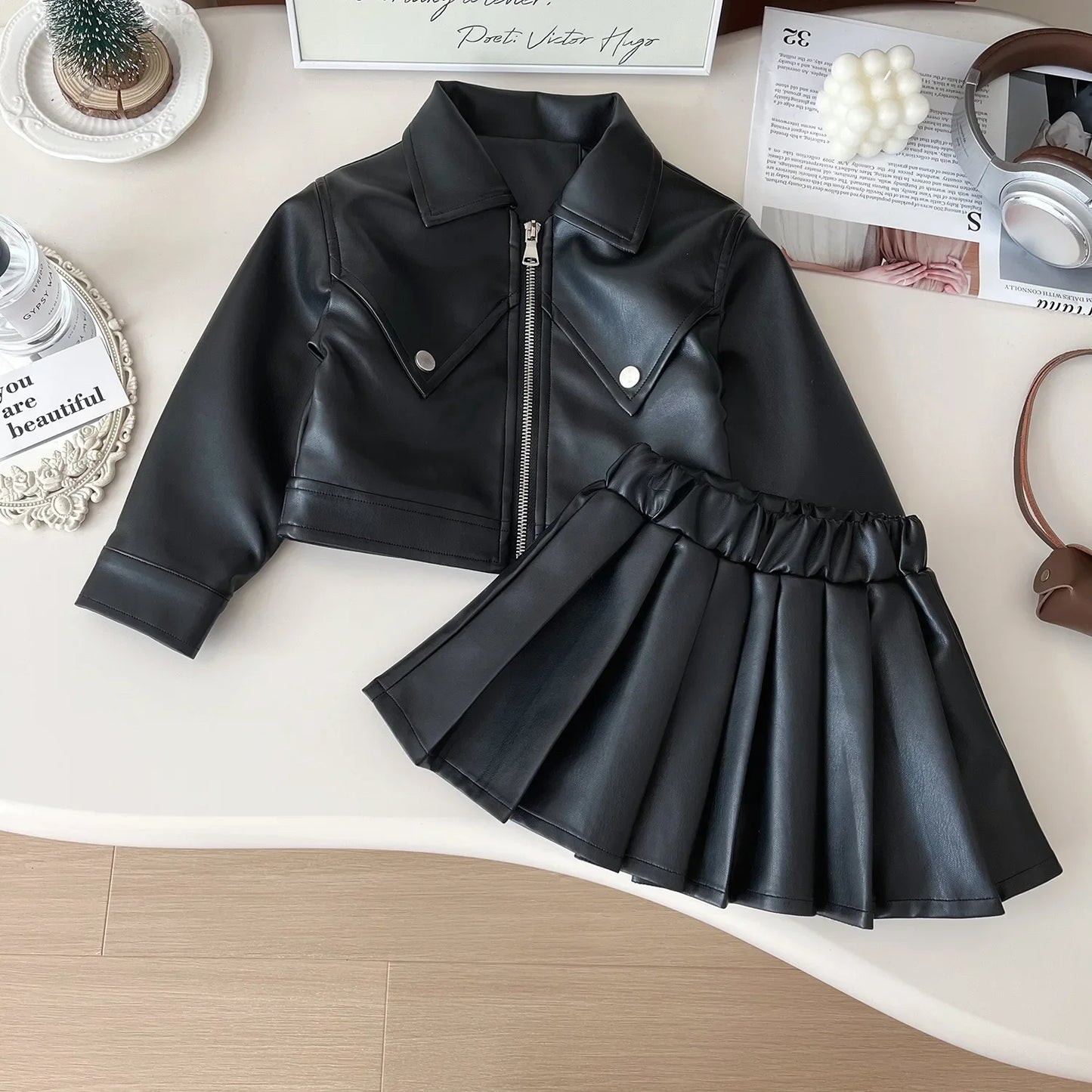 Zweiteiliges Set für Mädchen, hübsches Revers, solides Lederoberteil + Faltenrock aus massivem Leder, Kinderkleidung, Kleinkind-Mädchen-Kleidung