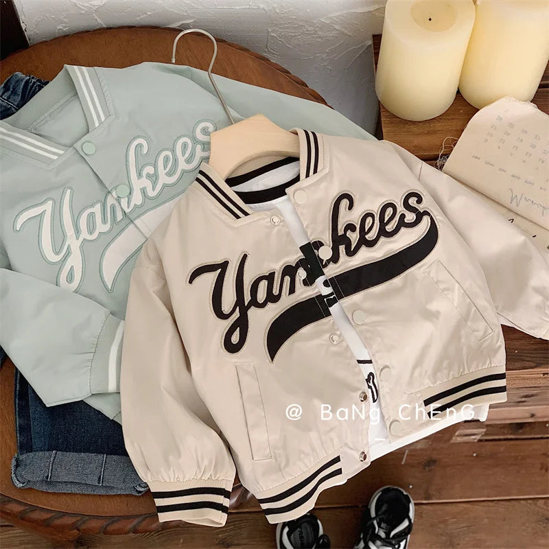 Bestickte Baseballjacke – Modische Strickjacke für Kinder