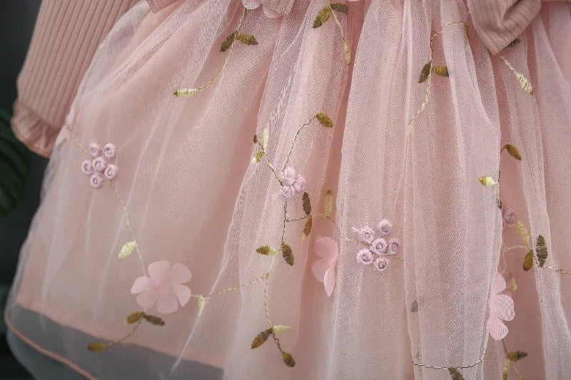 Prinzessinnen-Kleid für Mädchen – Gestricktes Kleid mit Blumen und Puffärmeln