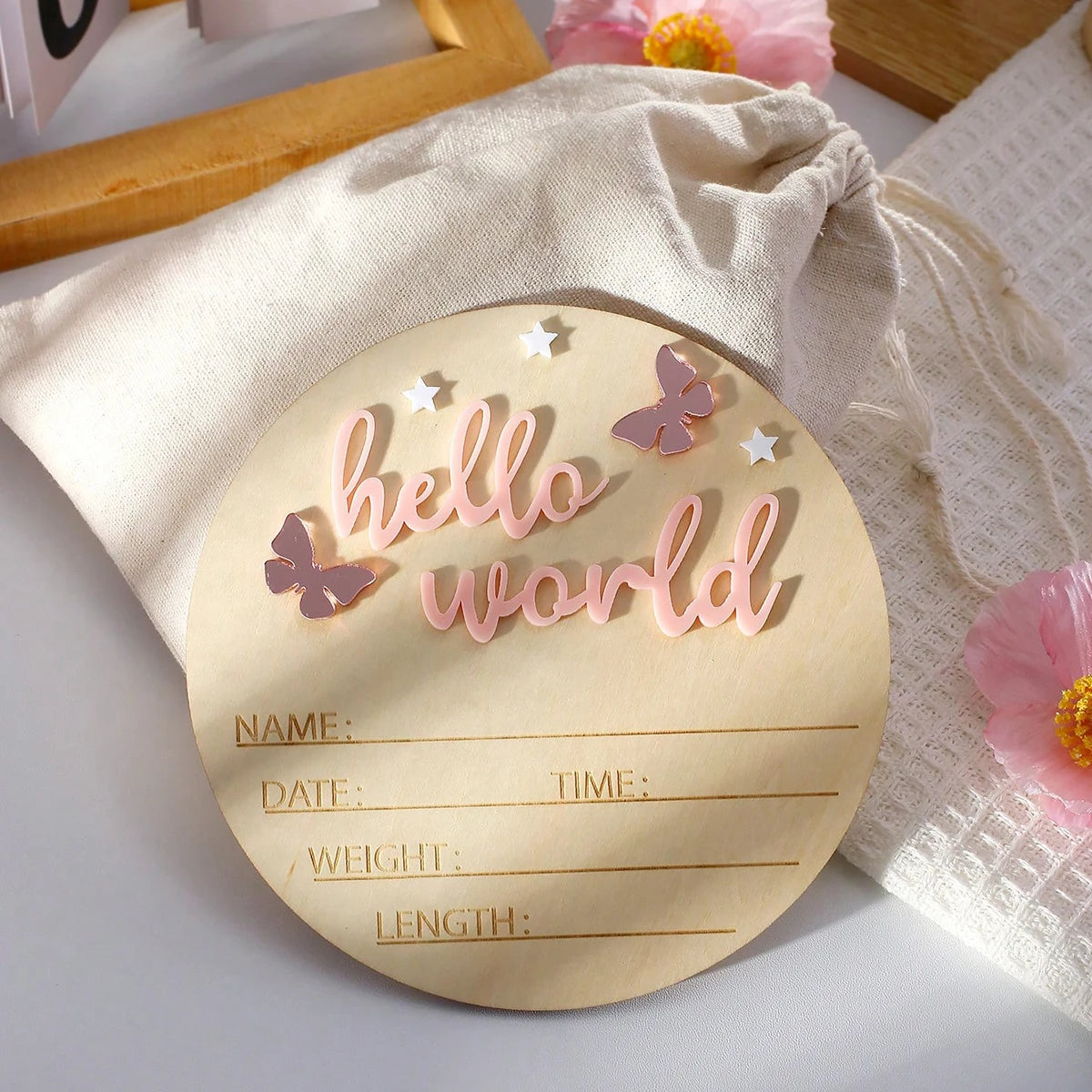 „Hello World“ Holzschild – Das perfekte Accessoire für Baby-Ankündigungen