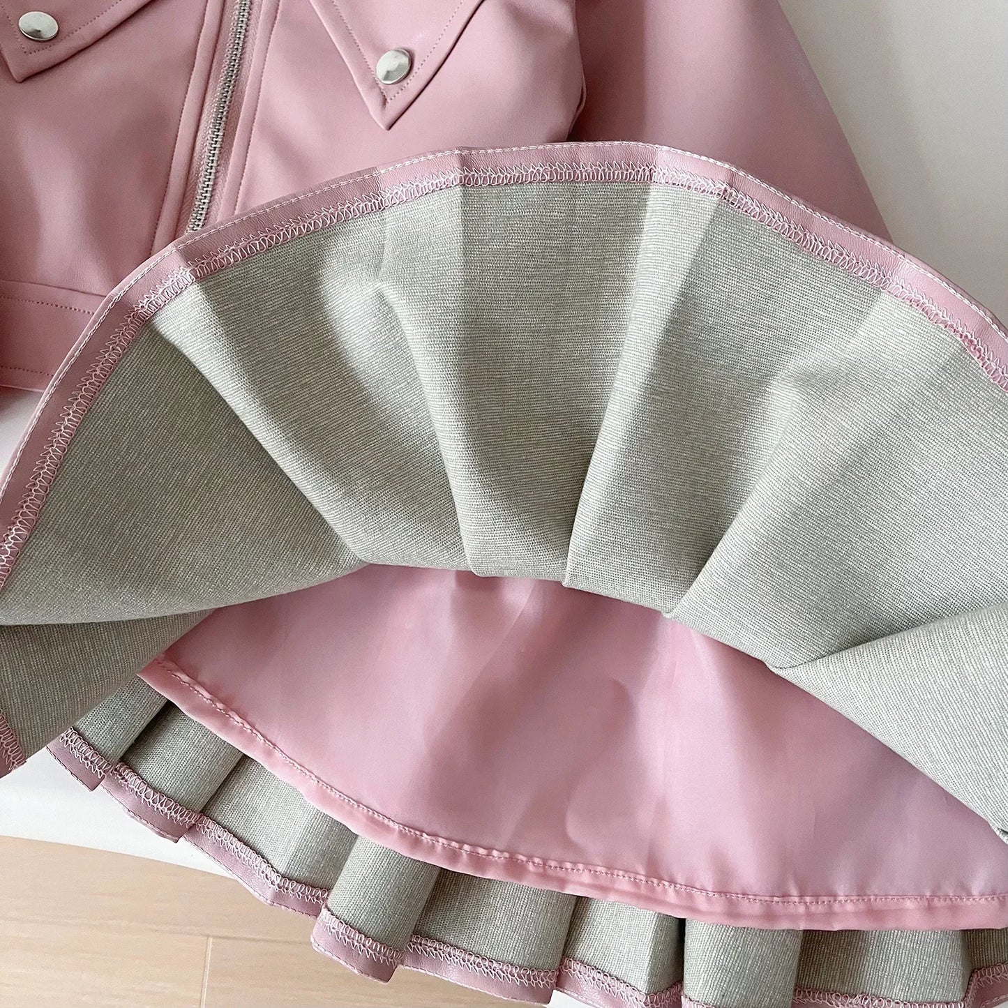 Zweiteiliges Set für Mädchen, hübsches Revers, solides Lederoberteil + Faltenrock aus massivem Leder, Kinderkleidung, Kleinkind-Mädchen-Kleidung