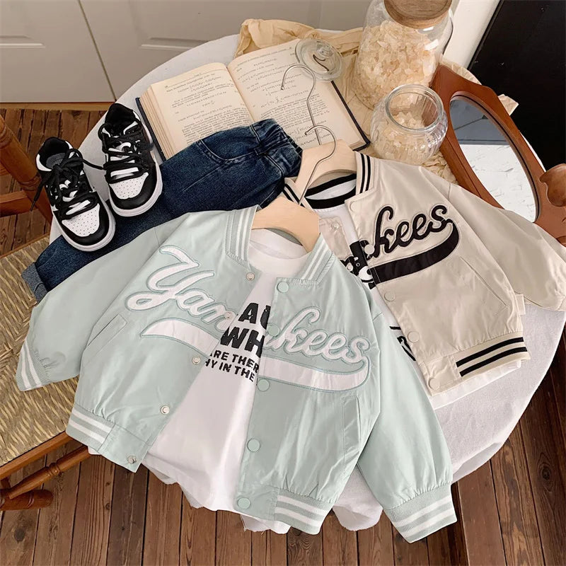 Bestickte Baseballjacke – Modische Strickjacke für Kinder