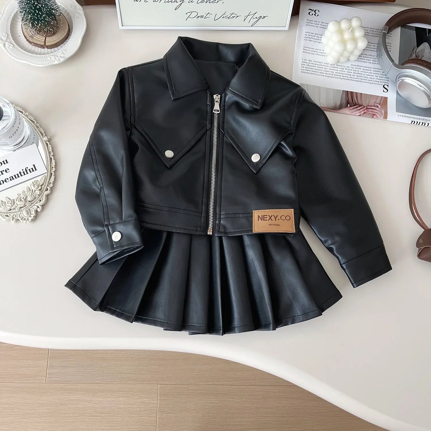 Zweiteiliges Set für Mädchen, hübsches Revers, solides Lederoberteil + Faltenrock aus massivem Leder, Kinderkleidung, Kleinkind-Mädchen-Kleidung
