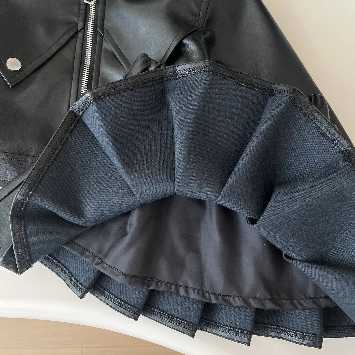 Zweiteiliges Set für Mädchen, hübsches Revers, solides Lederoberteil + Faltenrock aus massivem Leder, Kinderkleidung, Kleinkind-Mädchen-Kleidung