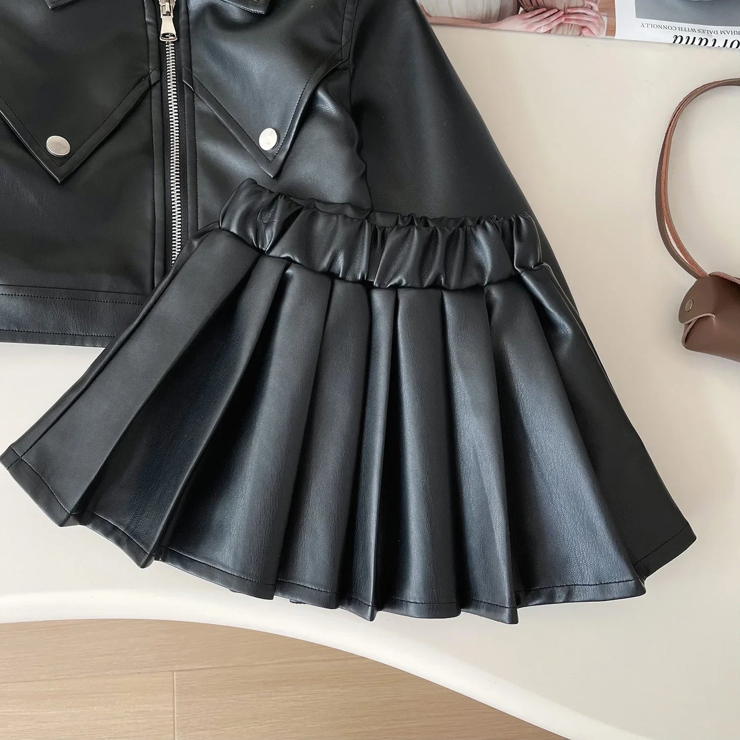 Zweiteiliges Set für Mädchen, hübsches Revers, solides Lederoberteil + Faltenrock aus massivem Leder, Kinderkleidung, Kleinkind-Mädchen-Kleidung