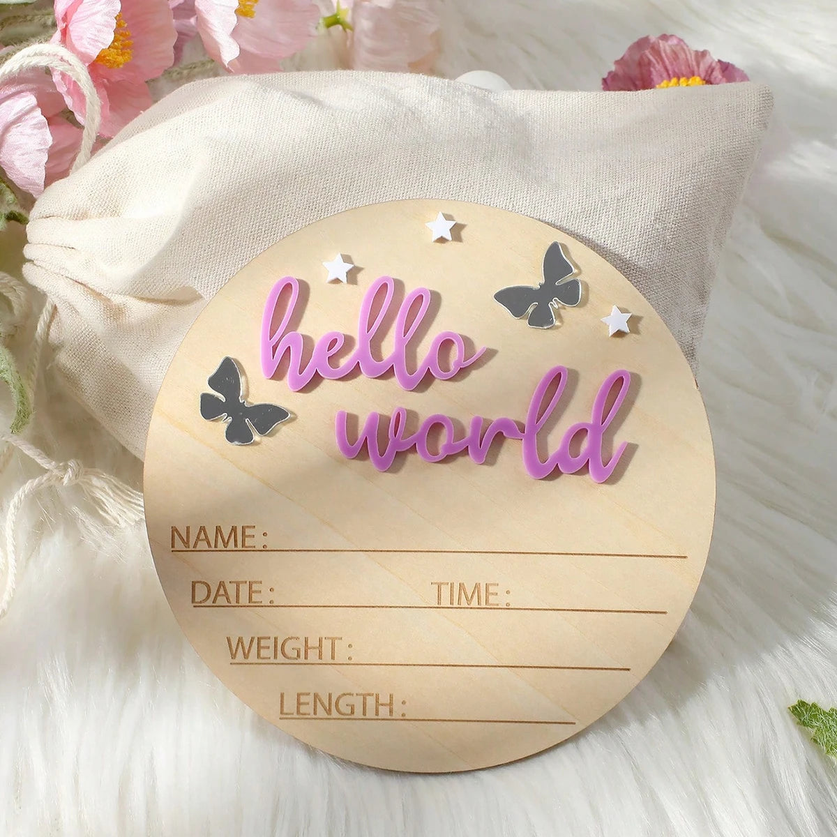 „Hello World“ Holzschild – Das perfekte Accessoire für Baby-Ankündigungen