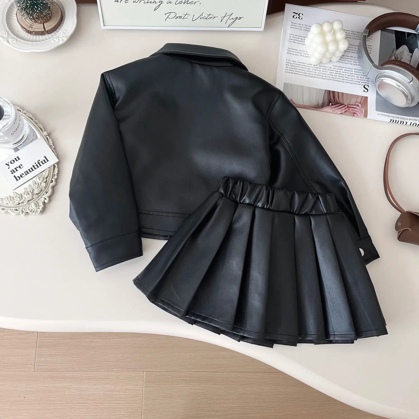 Zweiteiliges Set für Mädchen, hübsches Revers, solides Lederoberteil + Faltenrock aus massivem Leder, Kinderkleidung, Kleinkind-Mädchen-Kleidung