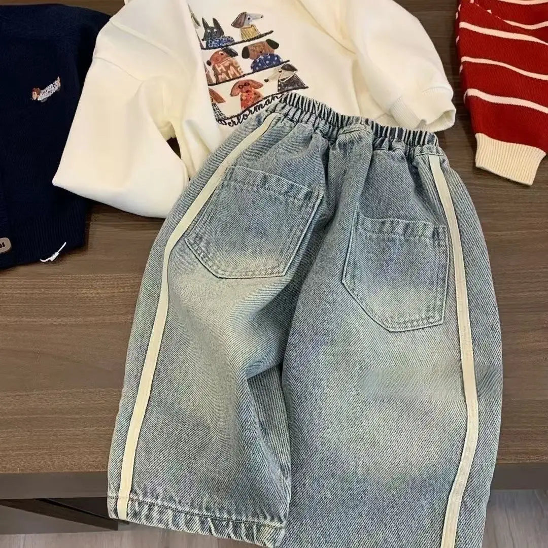 Urbaner Kinder-Jeans Look für Frühjahr und Herbst – Locker sitzende, breite Bein-Hose für Jungen und Mädchen, lässiger Denim Stylel, Trendige Mode für Kids