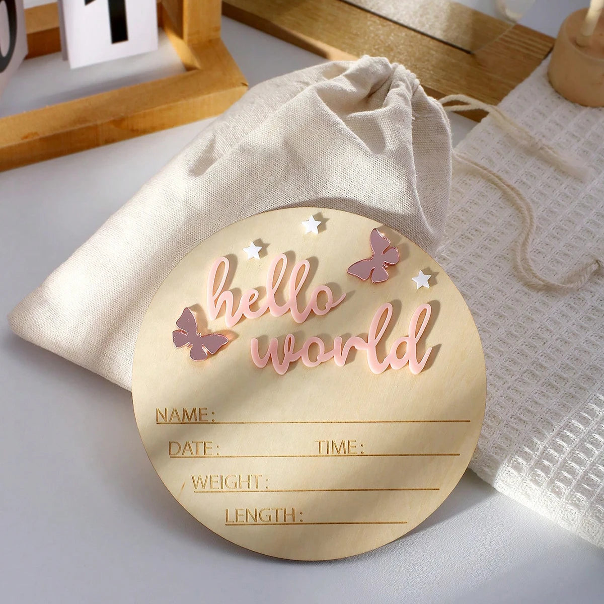 „Hello World“ Holzschild – Das perfekte Accessoire für Baby-Ankündigungen