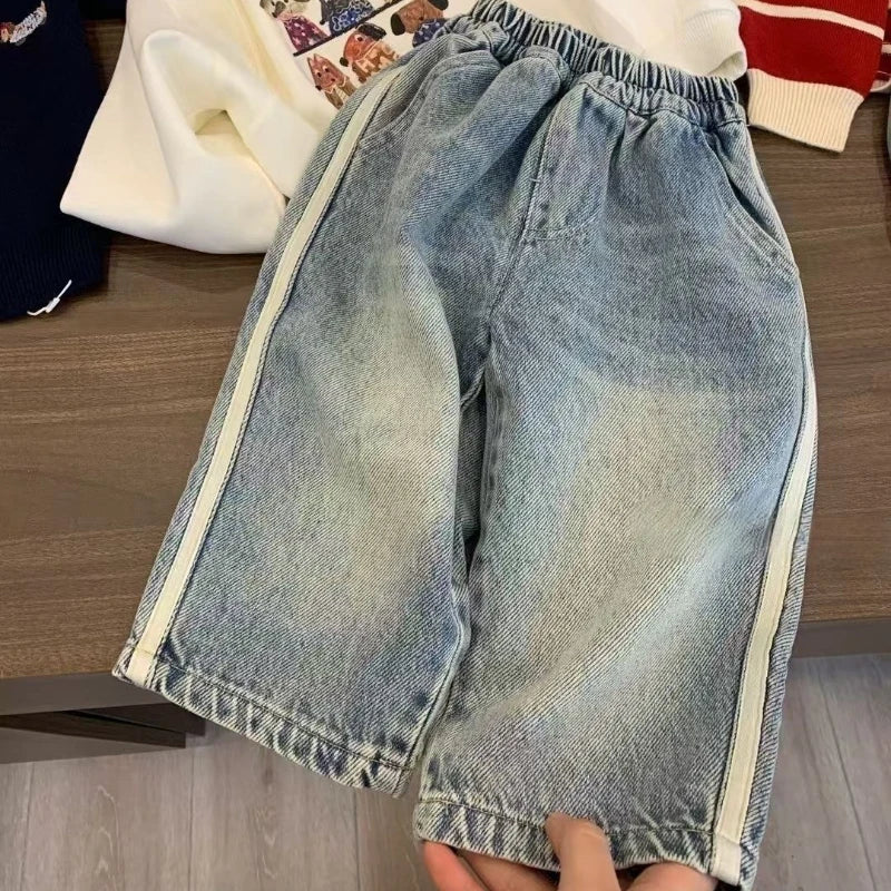 Urbaner Kinder-Jeans Look für Frühjahr und Herbst – Locker sitzende, breite Bein-Hose für Jungen und Mädchen, lässiger Denim Stylel, Trendige Mode für Kids
