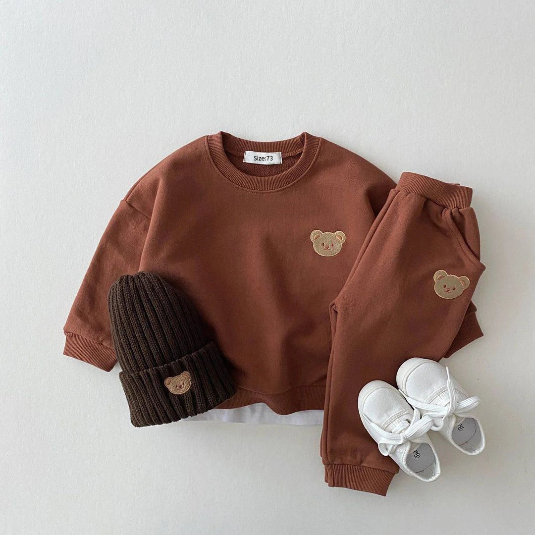 Herbstlicher Kinder-Sportanzug – Lässiges Set aus Baumwolle mit Bären-Motiv ( ohne Mütze & ohne Schuhe )