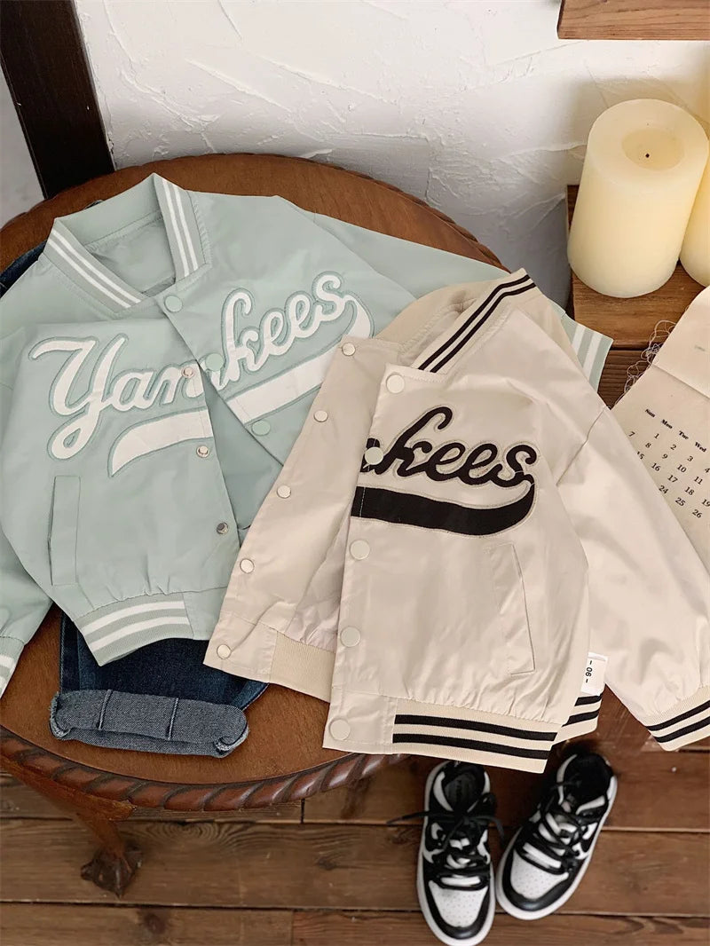 Bestickte Baseballjacke – Modische Strickjacke für Kinder