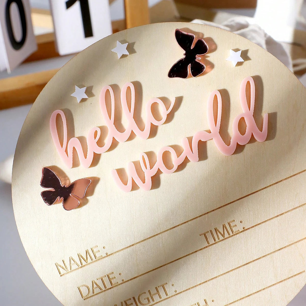 „Hello World“ Holzschild – Das perfekte Accessoire für Baby-Ankündigungen