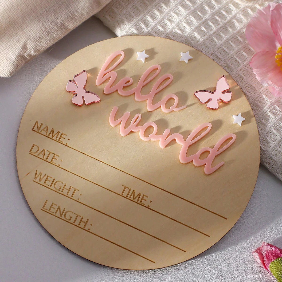 „Hello World“ Holzschild – Das perfekte Accessoire für Baby-Ankündigungen