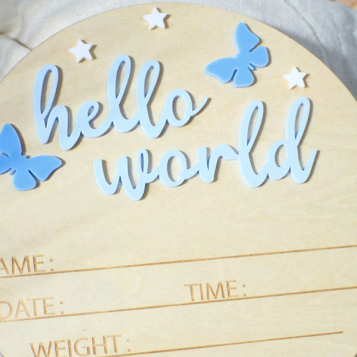 „Hello World“ Holzschild – Das perfekte Accessoire für Baby-Ankündigungen