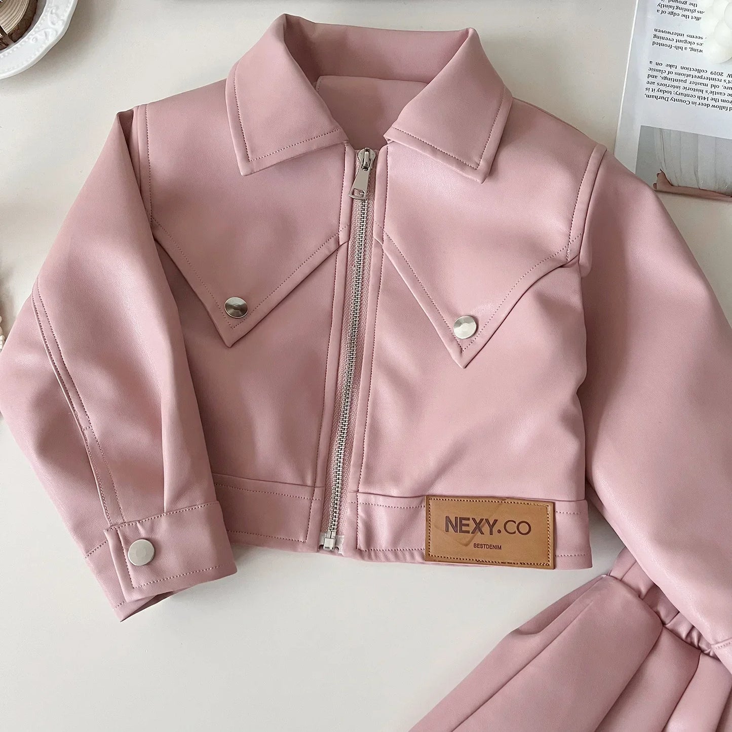 Zweiteiliges Set für Mädchen, hübsches Revers, solides Lederoberteil + Faltenrock aus massivem Leder, Kinderkleidung, Kleinkind-Mädchen-Kleidung