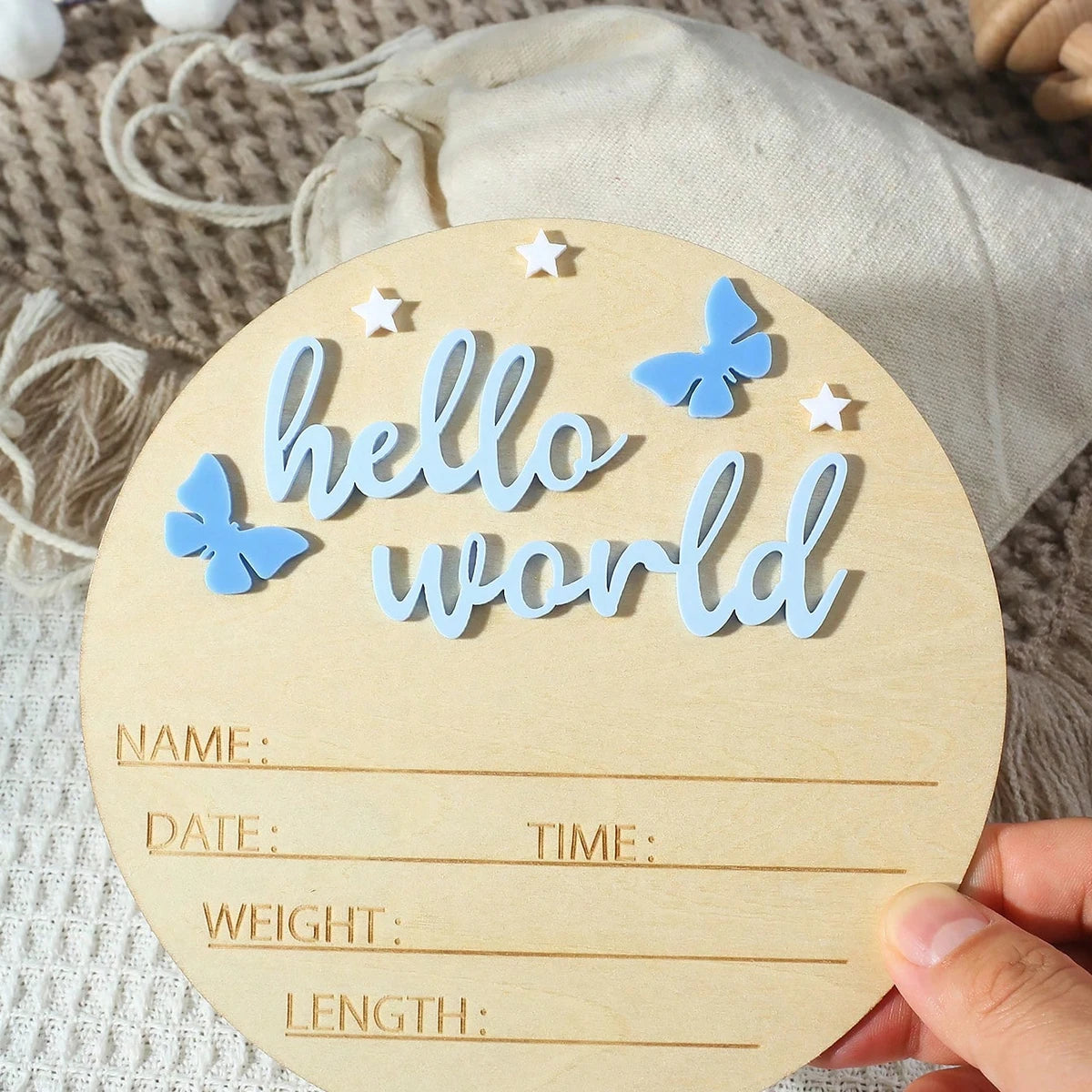 „Hello World“ Holzschild – Das perfekte Accessoire für Baby-Ankündigungen