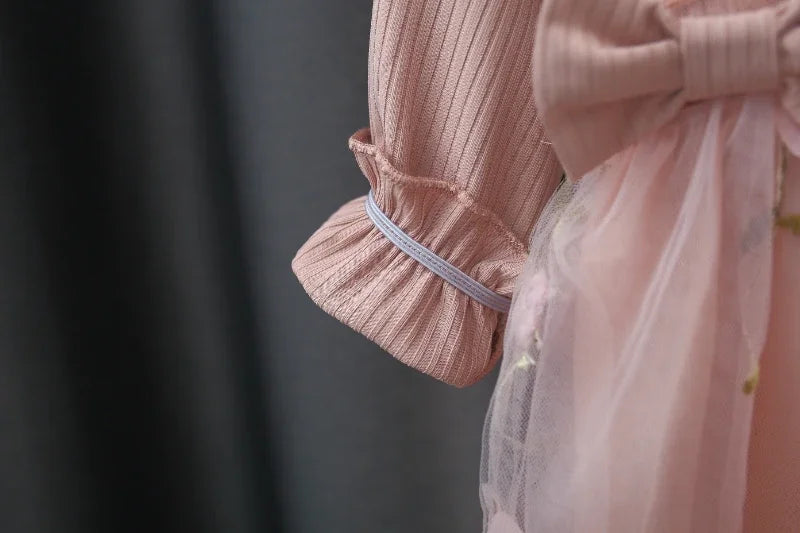 Prinzessinnen-Kleid für Mädchen – Gestricktes Kleid mit Blumen und Puffärmeln