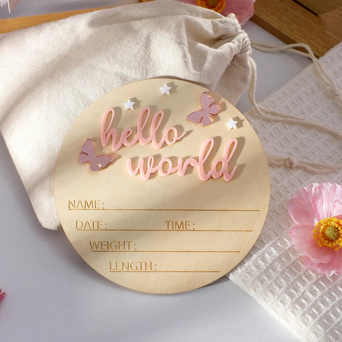 „Hello World“ Holzschild – Das perfekte Accessoire für Baby-Ankündigungen