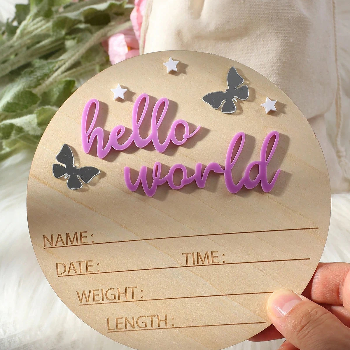 „Hello World“ Holzschild – Das perfekte Accessoire für Baby-Ankündigungen