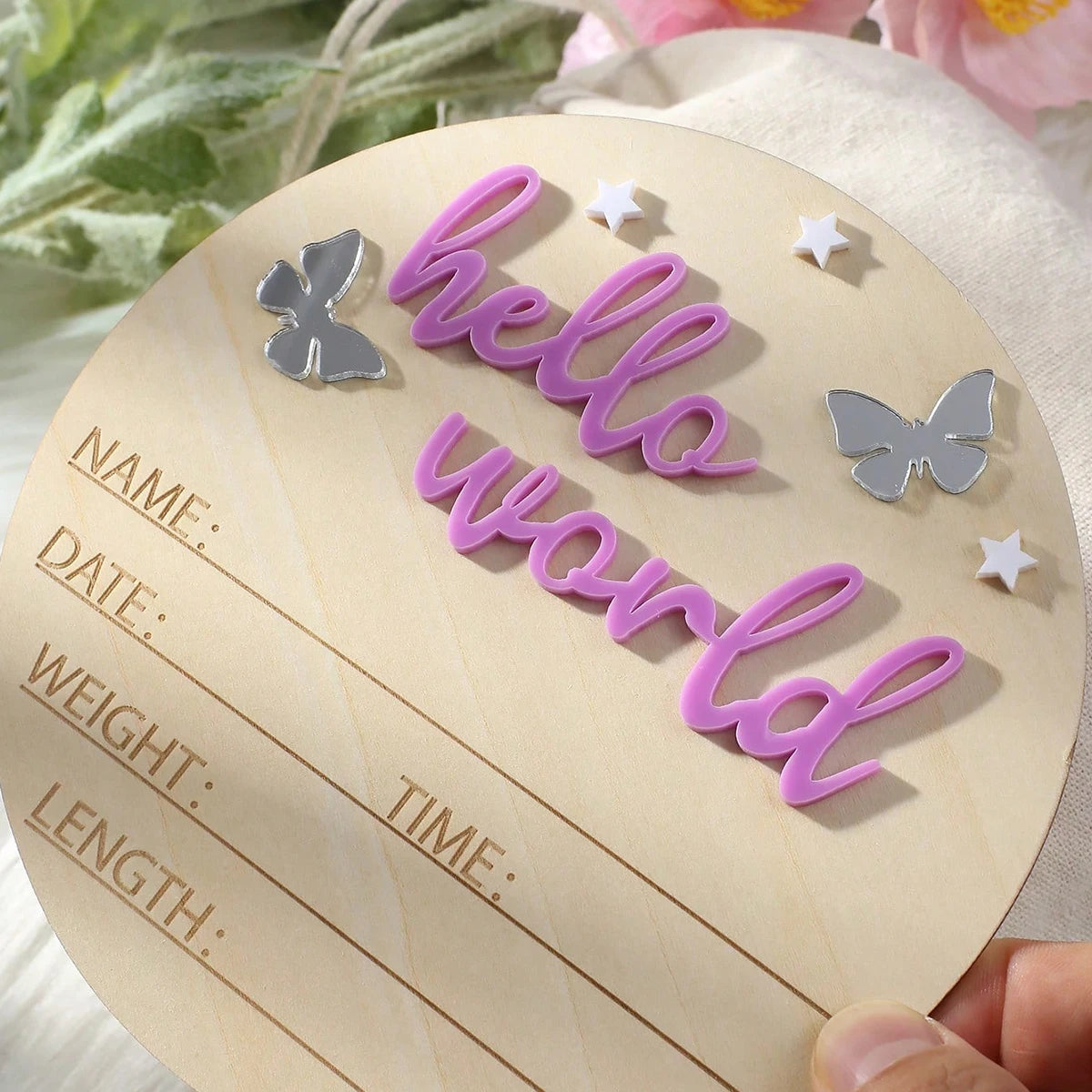 „Hello World“ Holzschild – Das perfekte Accessoire für Baby-Ankündigungen