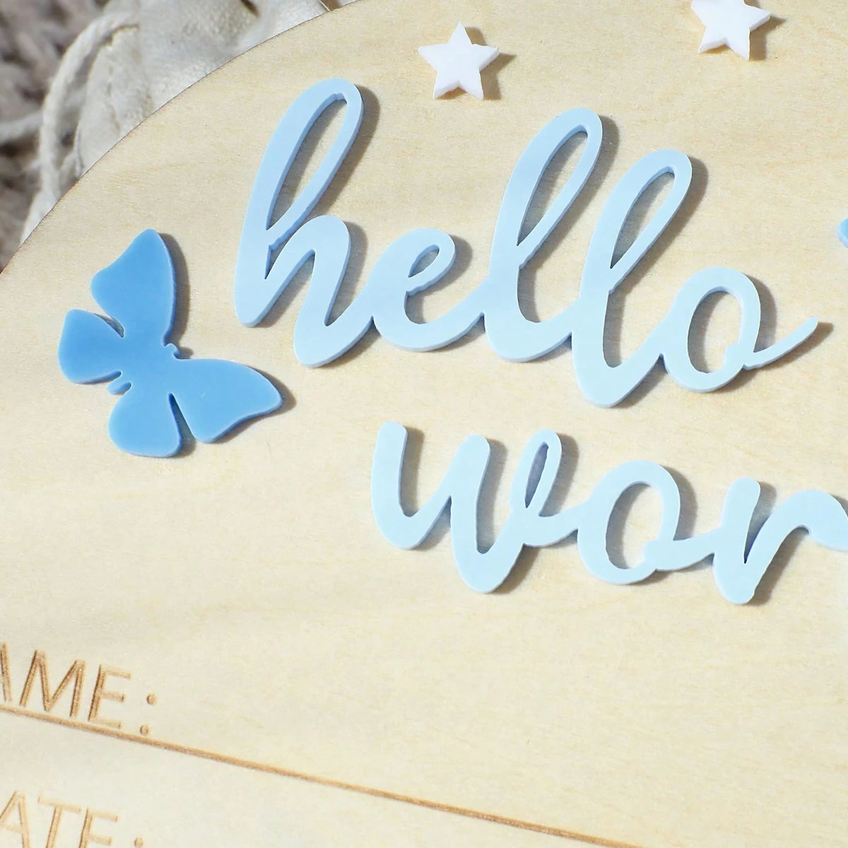 „Hello World“ Holzschild – Das perfekte Accessoire für Baby-Ankündigungen