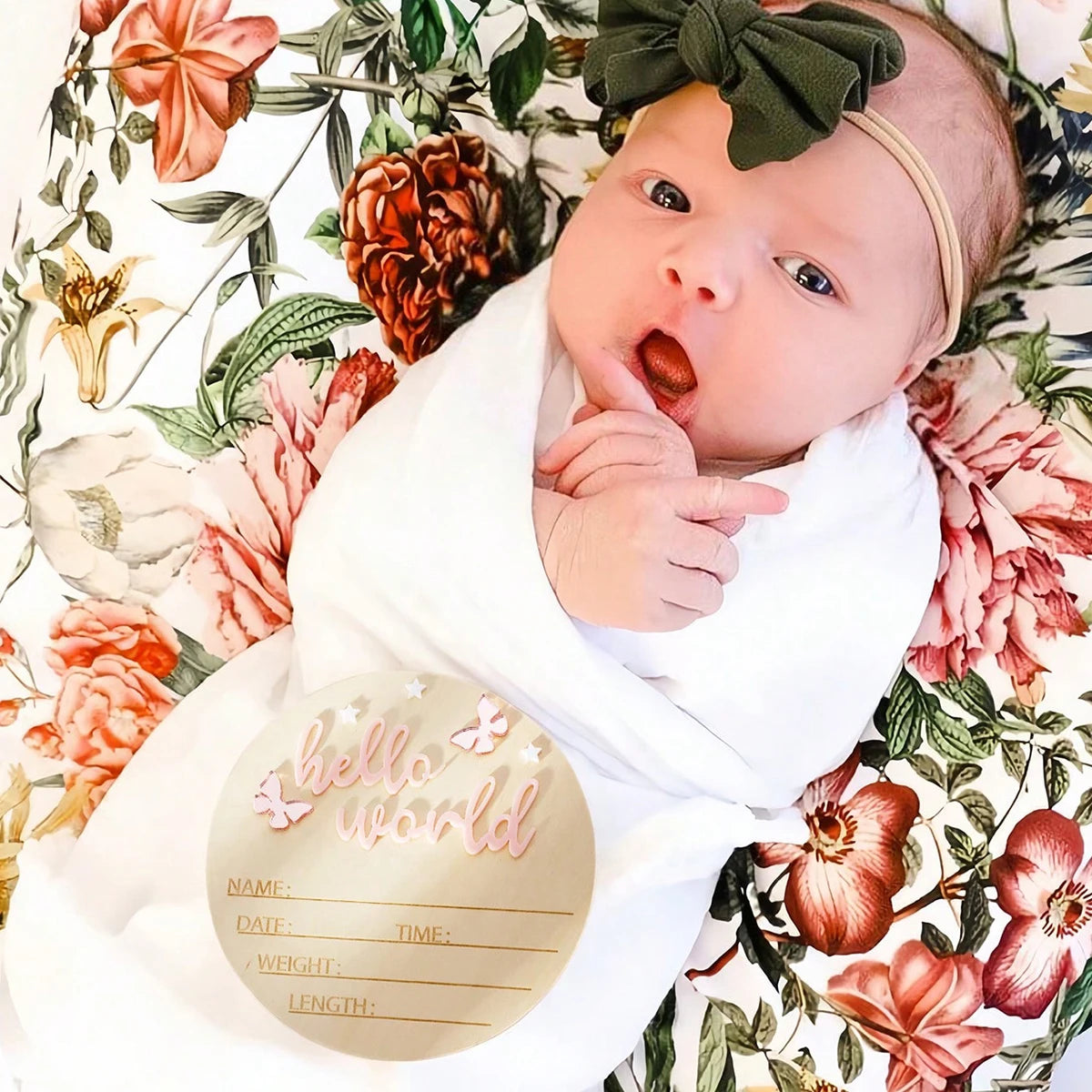 „Hello World“ Holzschild – Das perfekte Accessoire für Baby-Ankündigungen